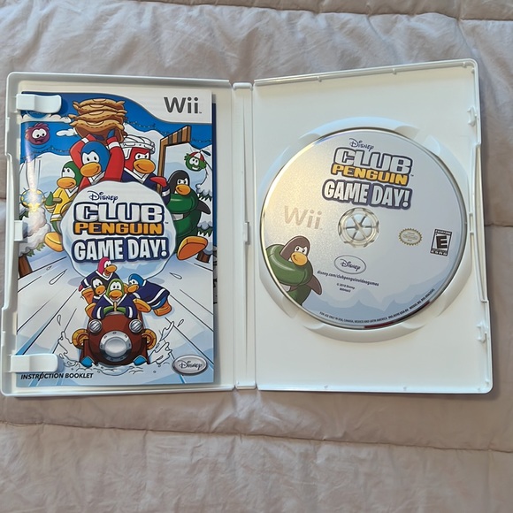 Club Penguin Wii Game - Picture 3 of 3